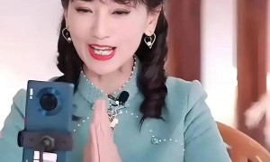 71岁赵雅芝直播大翻车，被吐槽一把年纪还卖笑，气到手抖仍保持优雅